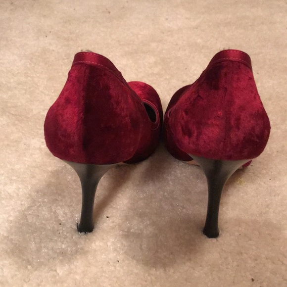Red velvet pump with side bow - Picture 3 of 4